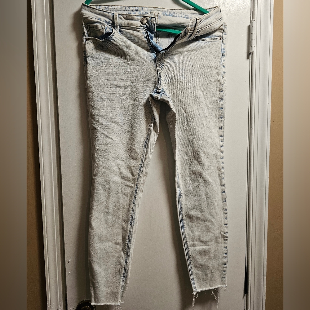 Old Navy Rockstar Super Skinny Cut off Bottom Pale Blue Wash Jeans - Size 6
